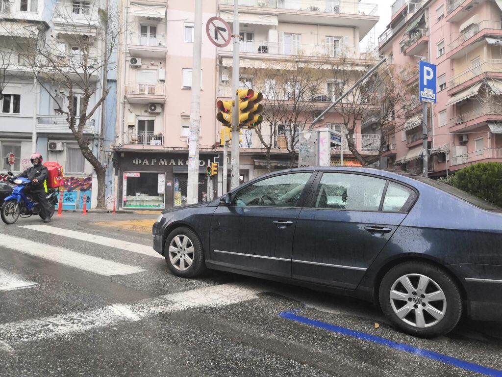 Auto auf Zebrastreifen in Thessaloniki 