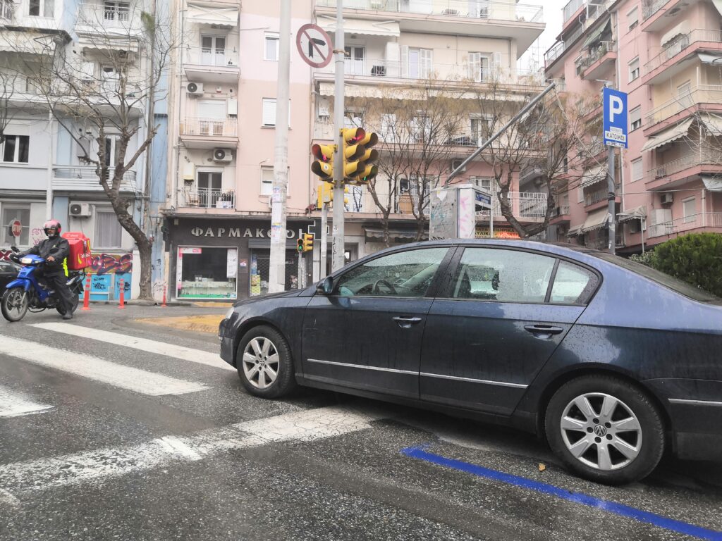 Auto auf Zebrastreifen in Thessaloniki